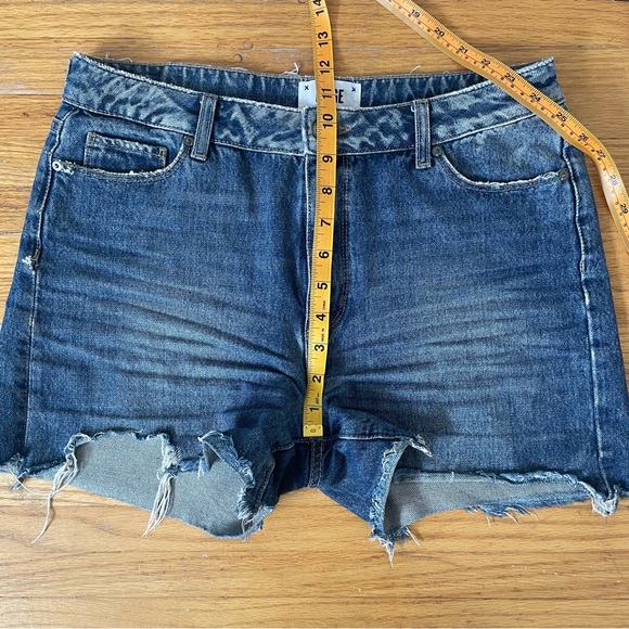 Paige denim Sarah shorts, size 27, mid wash Rosedale Distressed colour - Picture 4 of 6